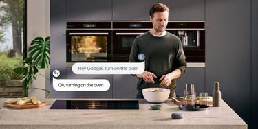 мъж, който говори на google home