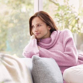 Дама се радва на своя вълнен пуловер