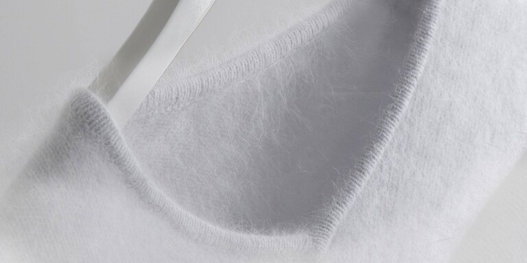 Бял вълнен пуловер