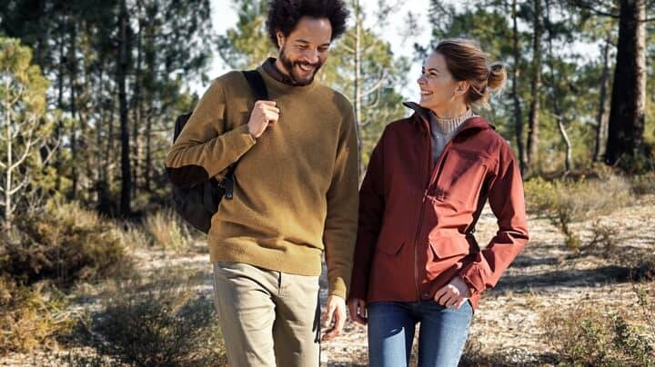 Двама души си говорят в гората