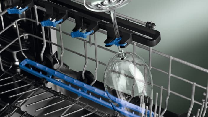 Съдомиялна с GlassHolder