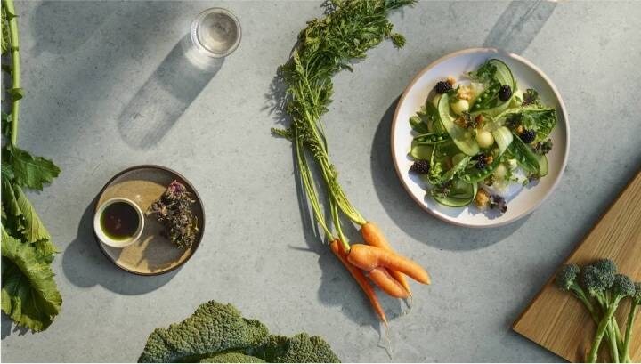 Прясна храна, поставена на маса.