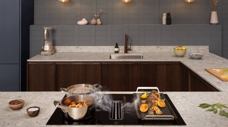 Готвене на храна на котлон с демонстрация на ежедневен устойчив живот