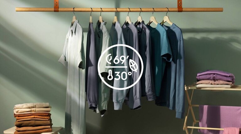 Чисти дрехи, окачени на закачалка, които се перат при температура 30 градуса, за да се пести енергия