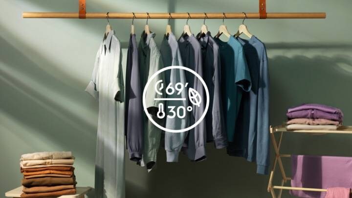 Символ за пране на 30 градуса и дрехи на заден план