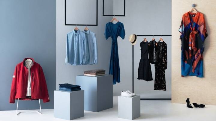 Подреден гардероб с рокли и якета