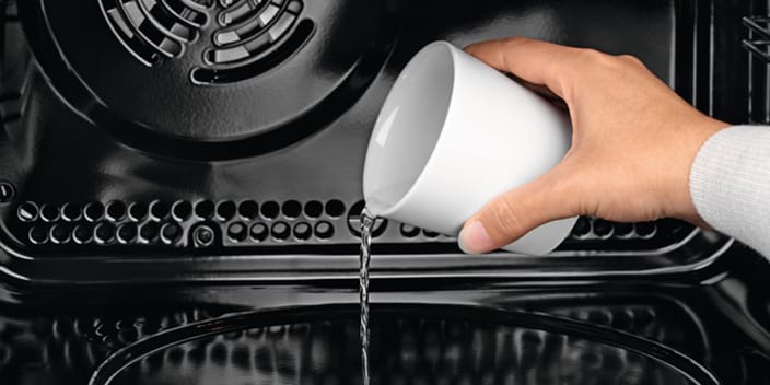 Изсипете вода в кухината на фурната